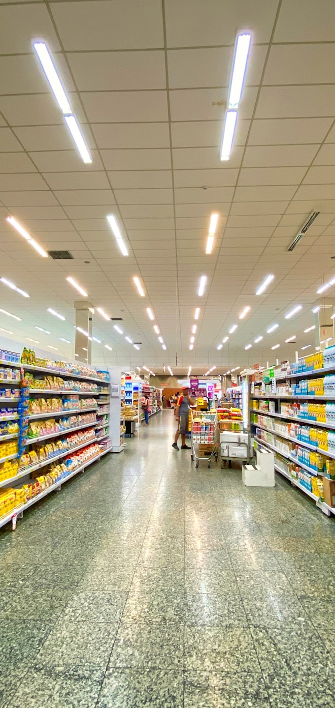 Камера приложения наведена на полку с упакованными продуктами